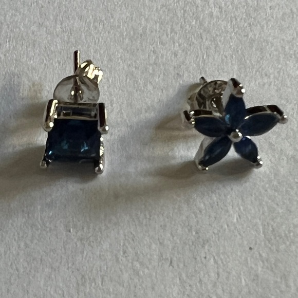 Two purposely mismatched stud earrings - Picture 4 of 4